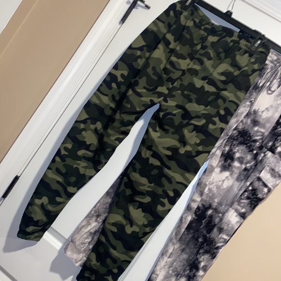 ✨ 2 Camo & Tie Dye Joggers ✨ - Picture 6 of 9